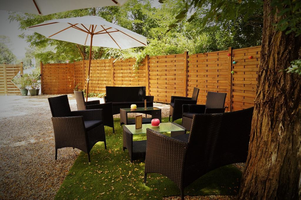 Human Hotel Restaurant Park Villecroze Bagian luar foto