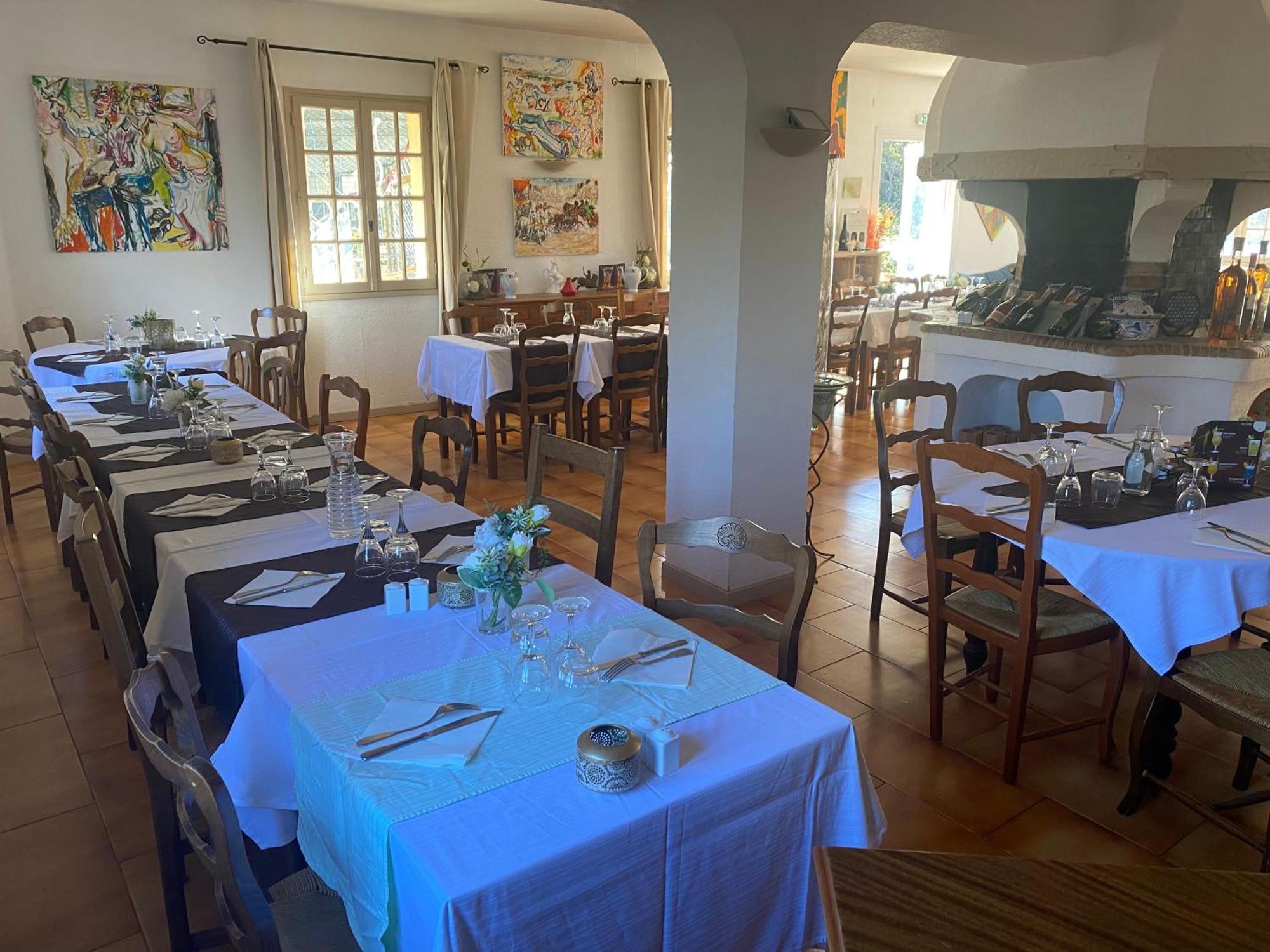 Human Hotel Restaurant Park Villecroze Bagian luar foto